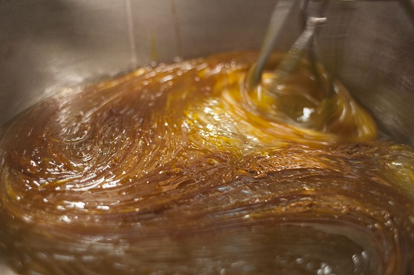Ajout colorant dans le sucre cuit